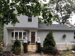 6 Dawn Rd, Rocky Point, NY 11778