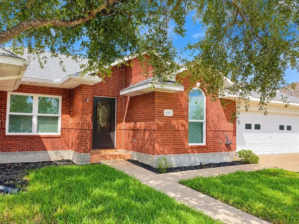 831 Whispering Oaks Dr, Giddings, TX 78942