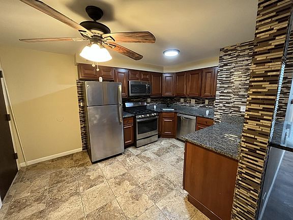4th image of 8440 W 95th St #7