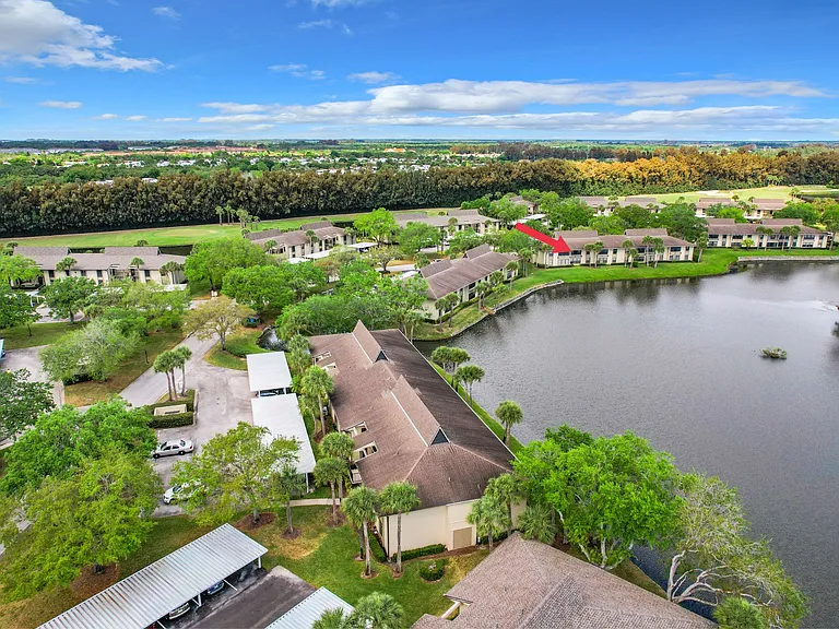 Enjoy STUNNING lake & golf course views from the living room & bedroom!