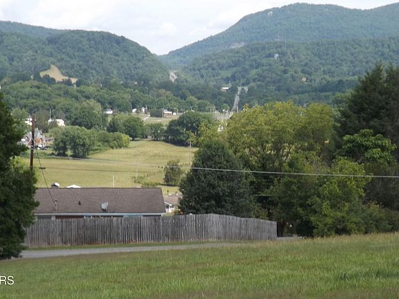 3rd image of 262 Oxford Cir