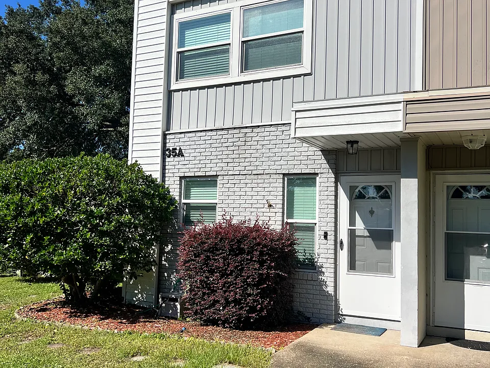 End unit has easy access to off street parking in front of unit.