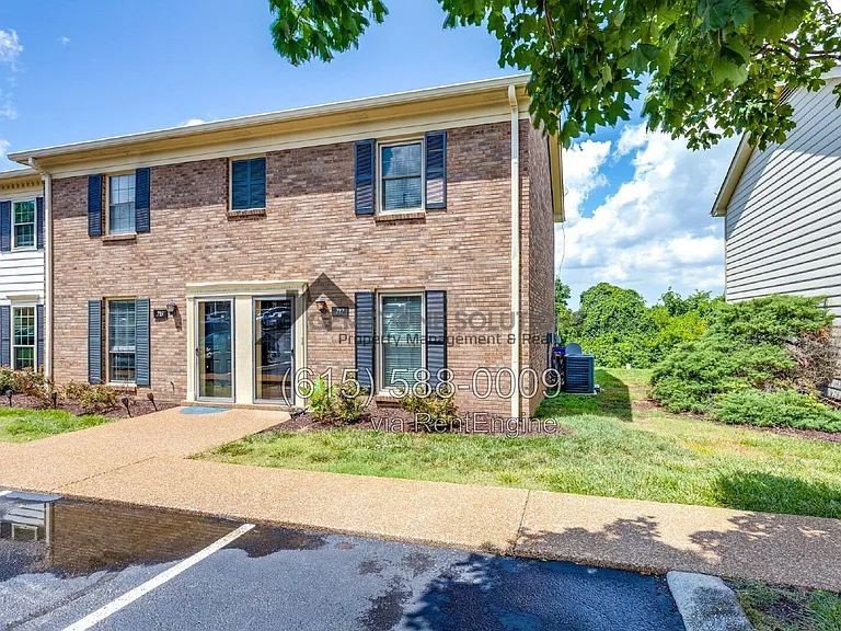 717 Fox Ridge Dr — Photo 2