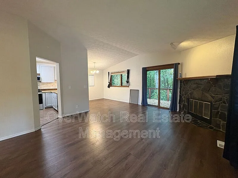 3 bed, 2.0 bath, 1584 sqft, $3,000 — Photo 4