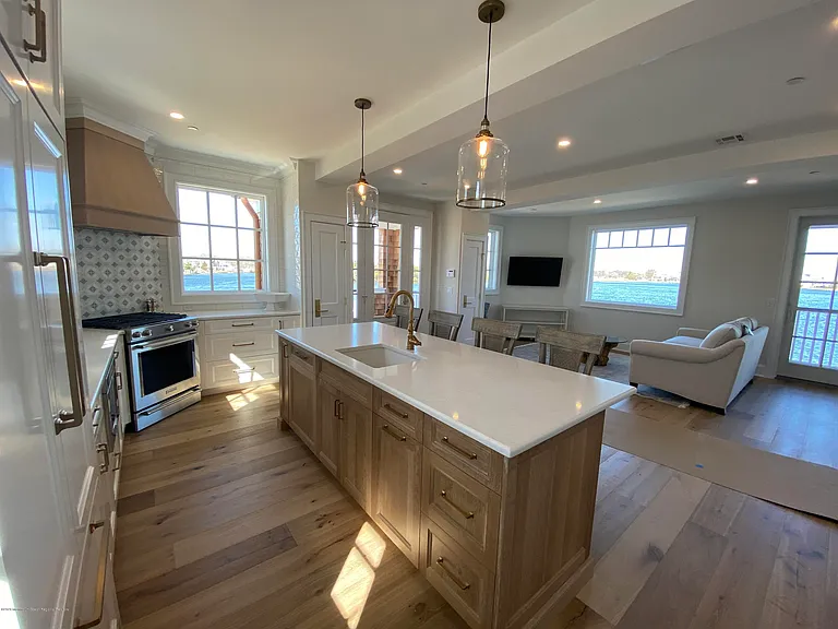 410 Lake Ave — Photo 2