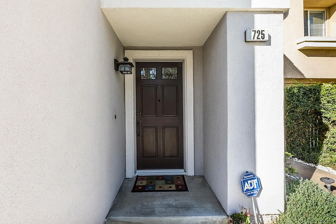 725 Roscoe St — Photo 4