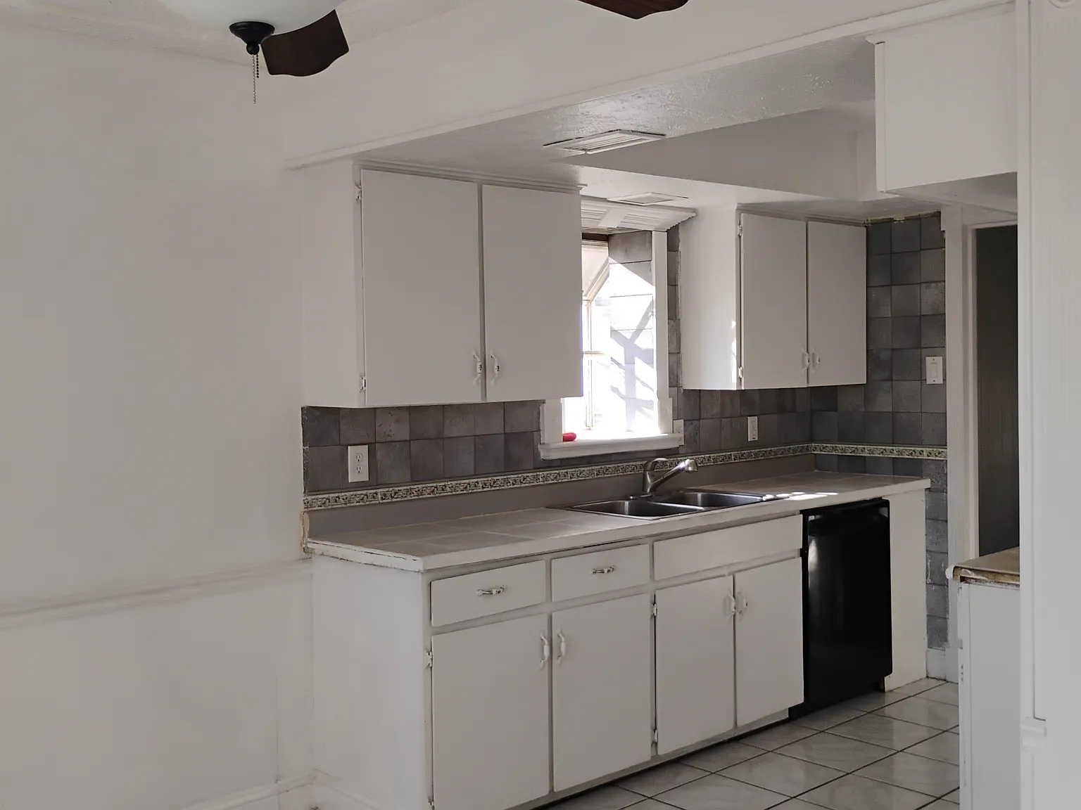 4 bed, 1883 sqft, $2,450 — Photo 4