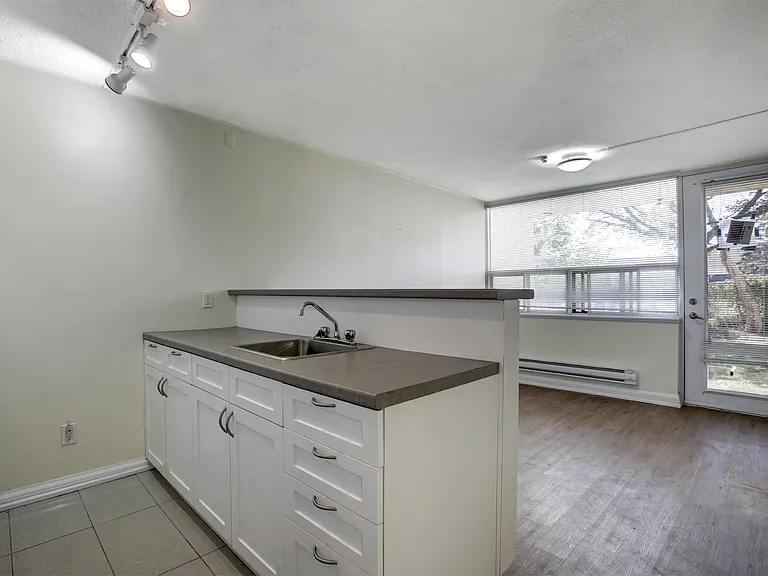666 King St E — Photo 11