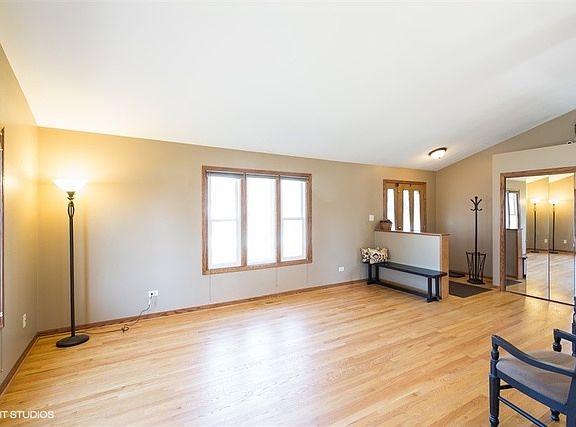 4th image of 991 W 194th Pl