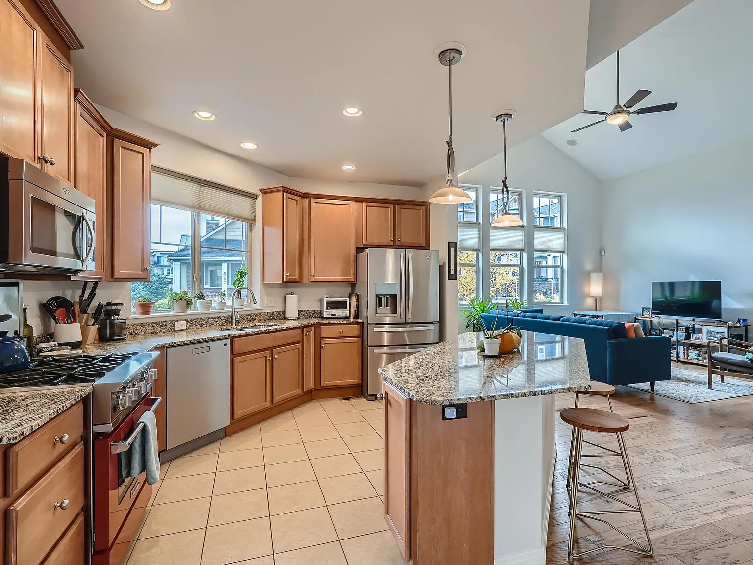 3 bed, 2.5 bath, 2689 sqft, $3,800 — Photo 2