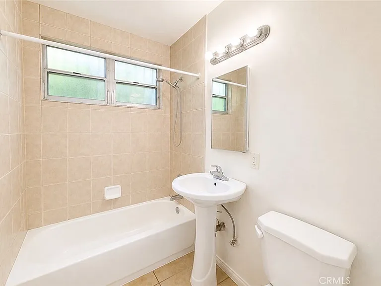 1372 W 36th St #3 — Photo 6