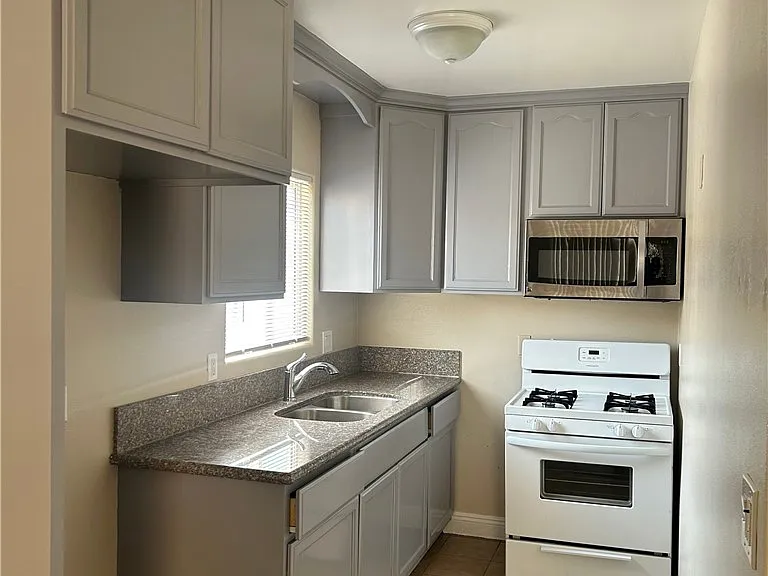 626 W 59th Pl — Photo 8