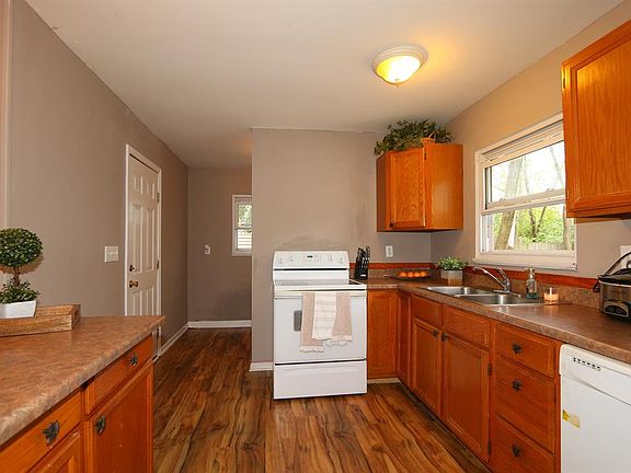 5th image of 2588 Retford Dr
