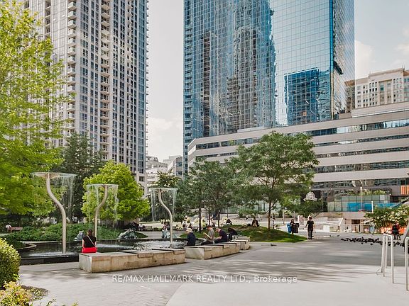 4th image of 388 Yonge St #6104