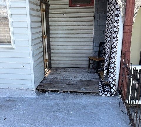 3rd image of 800 N Van Buren St APT 2