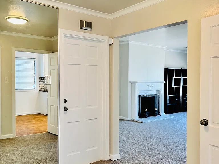 27-29 Iris Ave — Photo 3