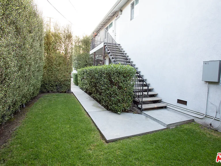 11674 La Grange Ave — Photo 3