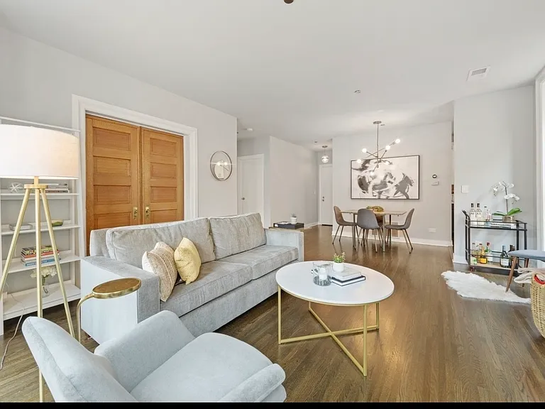 550 W Surf St #506 — Photo 2