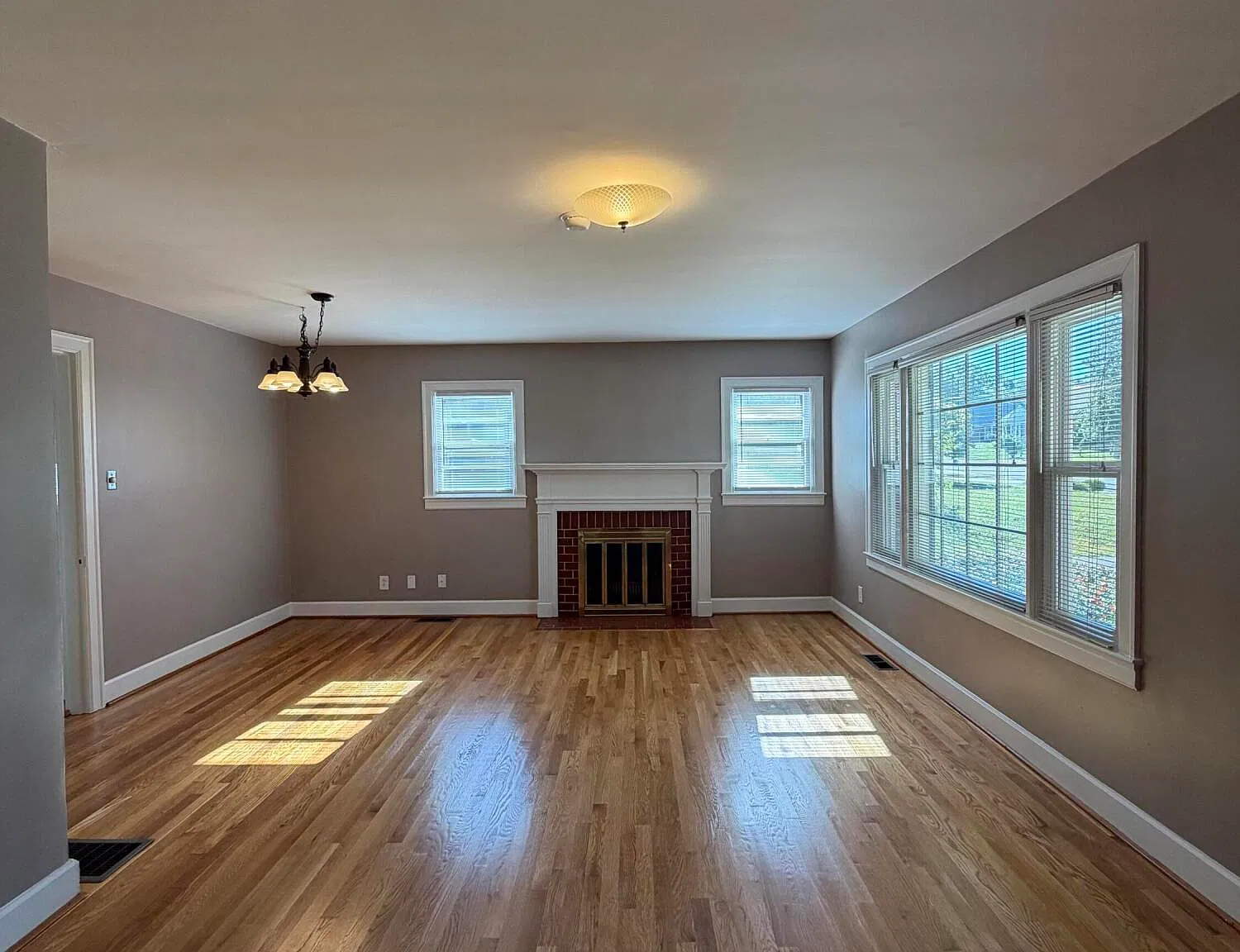3 bed, 1.5 bath, 1500 sqft, $1,800 — Photo 2