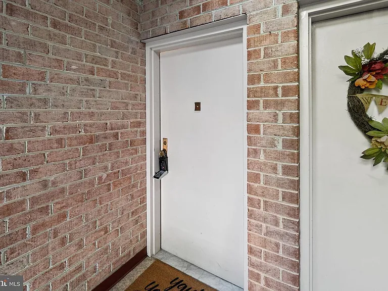 9705 Kings Crown Ct #101 — Photo 14
