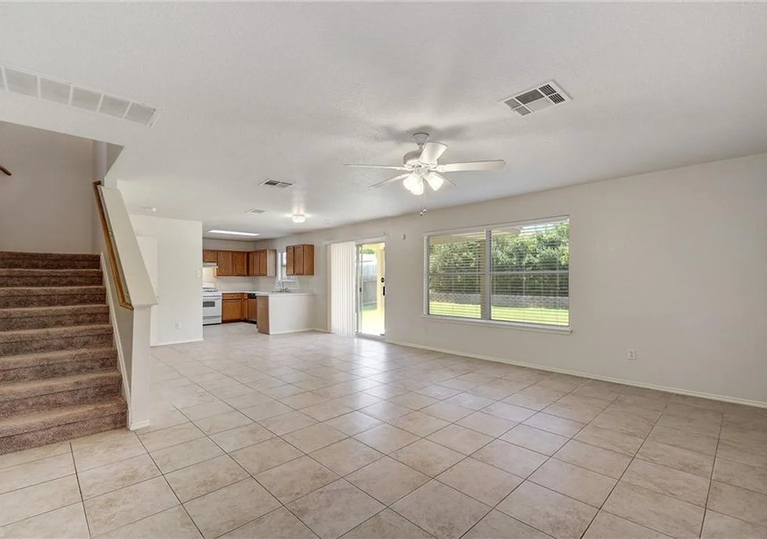 Large 4 Bedroom Home Near Major Conveniences — Photo 4