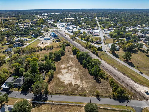 351 E Glenn St, Bellville, TX 77418