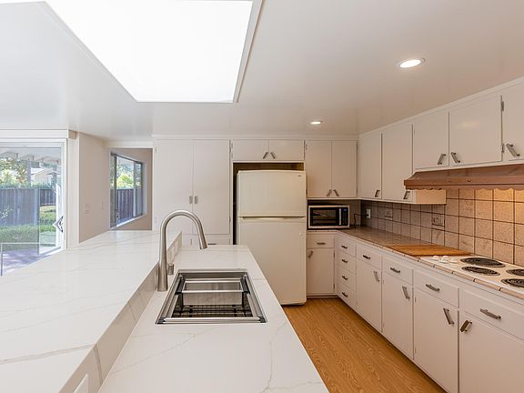 5th image of 998 Cascade Dr