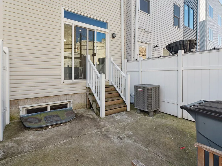 1919 Gerritt St — Photo 61