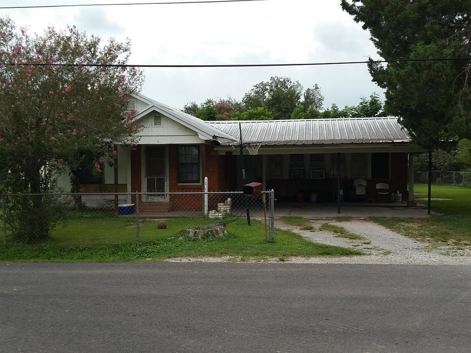 2nd image of 300 Roosevelt St