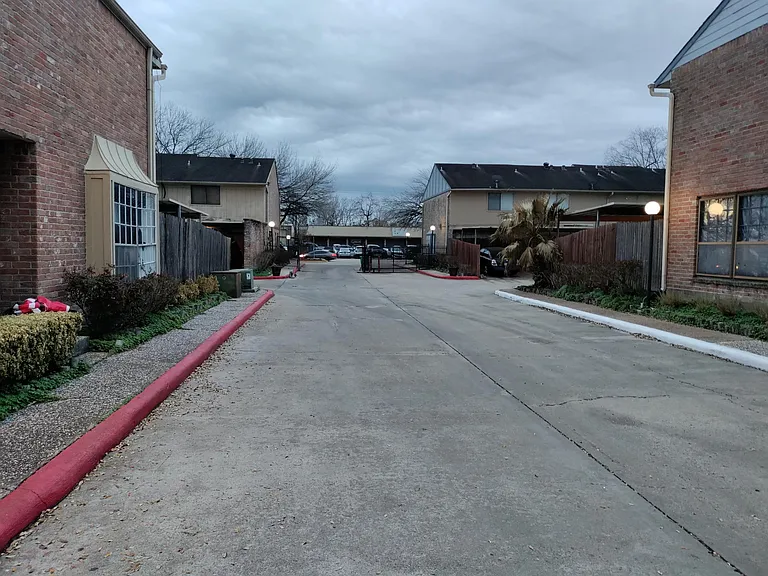 10600 S Gessner Dr #24 — Photo 41