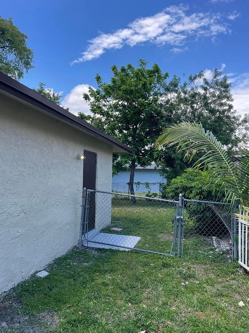 Building Photo - 8131 SW 6th St #8131