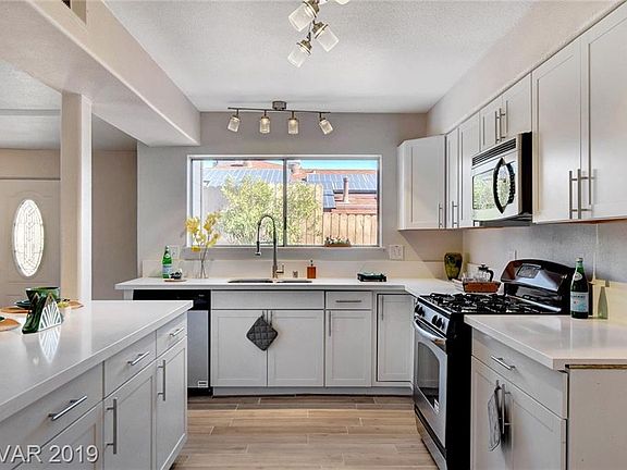 3rd image of 6936 Creekside Ln