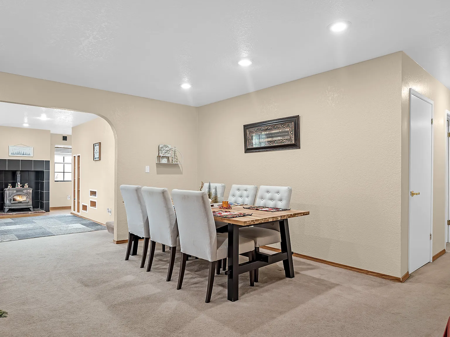 5 bed, 3.5 bath, 2758 sqft, $3,895 — Photo 2