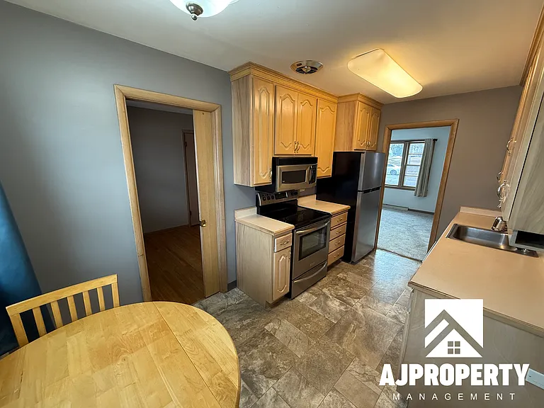1400 S Riverdale Rd — Photo 4