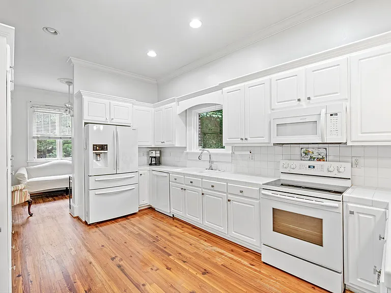 112 Capers St — Photo 2