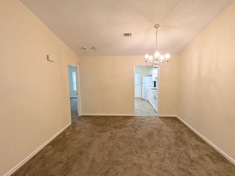 526 Edgecliff Ln — Photo 4