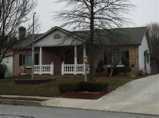 712 Ash Dr, Hanover, PA 17331