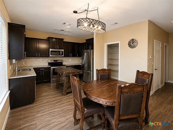 4th image of 934 Hobby Rd