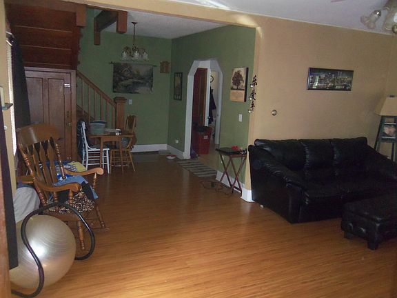 4th image of 305 N Linn St APT 3