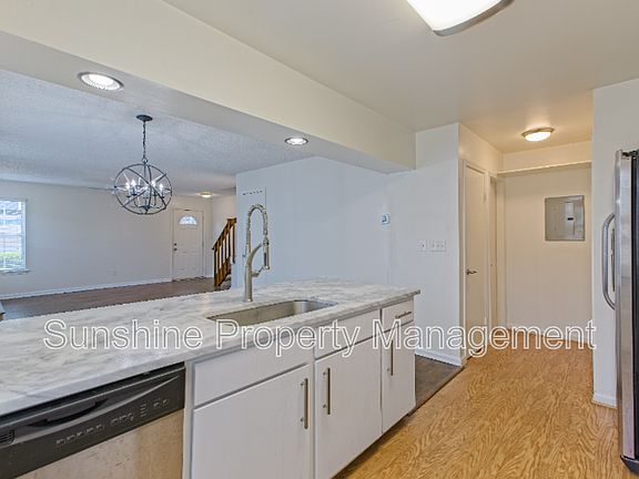 4th image of 111 Castilian Dr