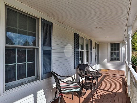 4th image of 25 Old Carriage Dr