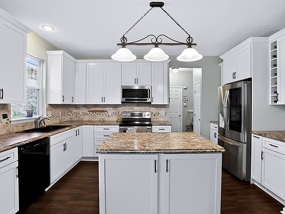 3rd image of 11810 Queenwood Ct