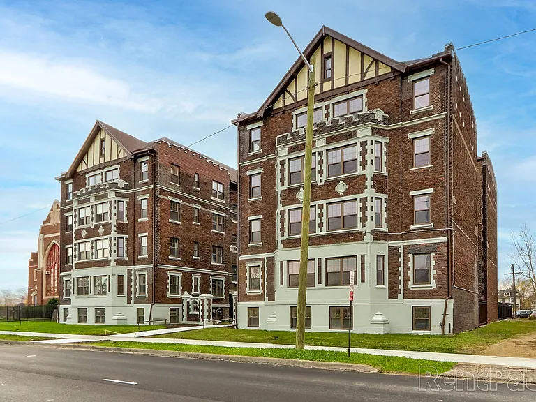 Manning Manor — Photo 9