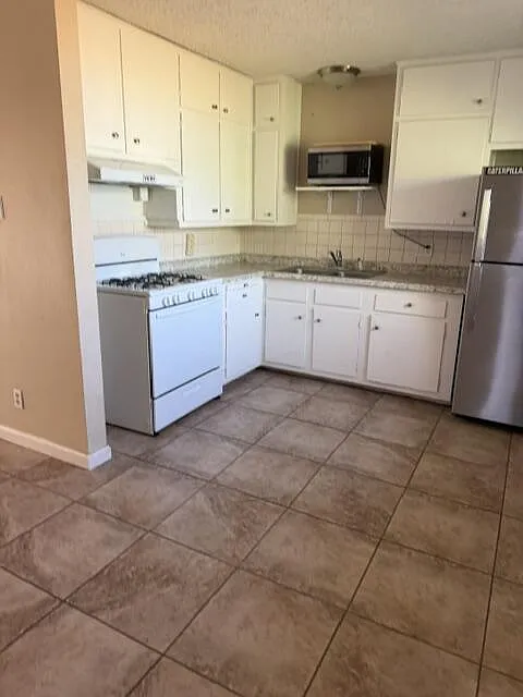 3 bed, 2.0 bath, 1209 sqft, $2,000 — Photo 2