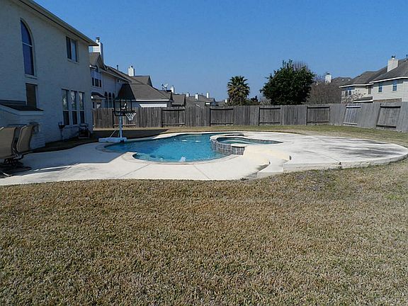 Huge backyard room for swing set, & volley ball