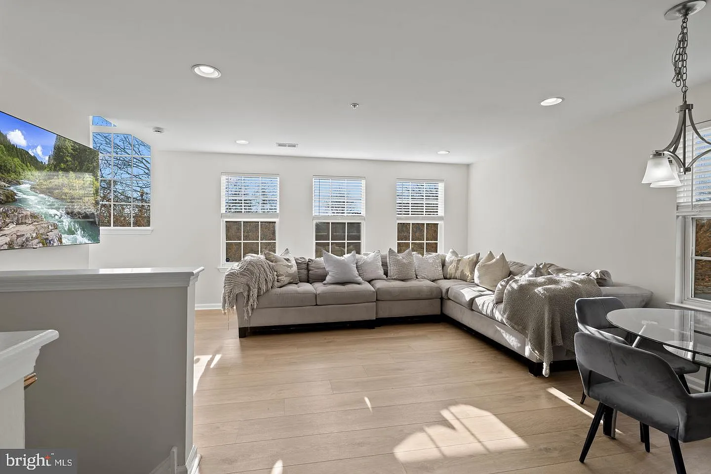 3 bed, 2.5 bath, 1806 sqft, $2,700 — Photo 2
