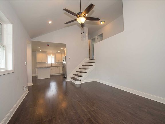 5th image of 17 Newtown Ave