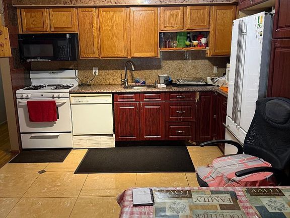 5th image of 3270 Amboy Rd