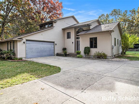 2nd image of 3323 N Riverwood Dr
