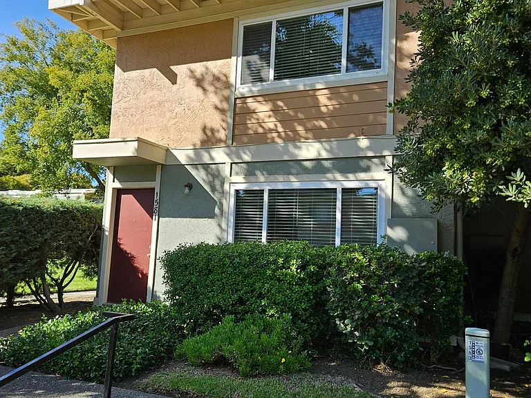 1581 Drake Dr — Photo 2